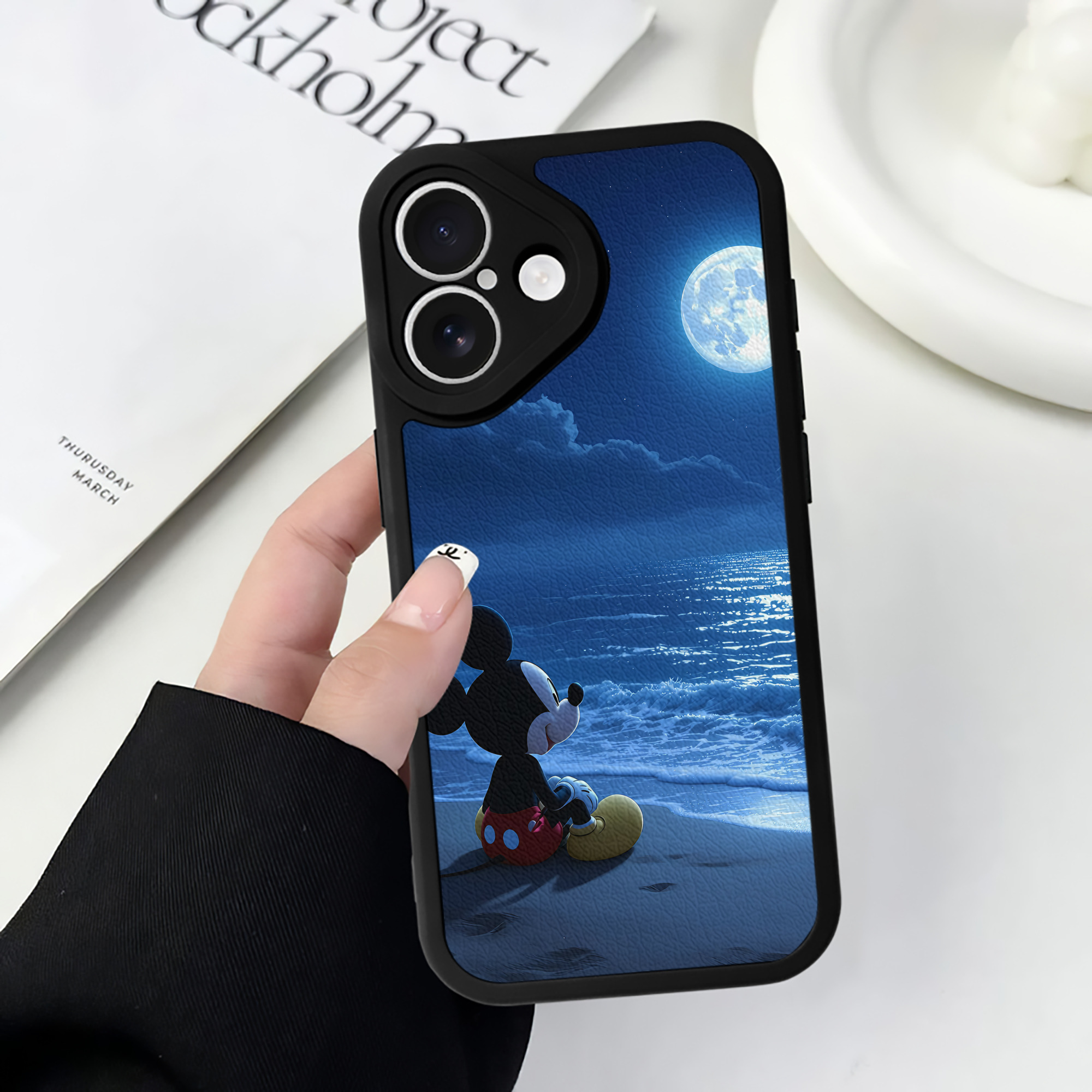 （画像用） ミッキーマウス Mickey Mouse 【iPhone 16シリーズ対応】シリコンスマホケース（レザー調） 材質：シリコン